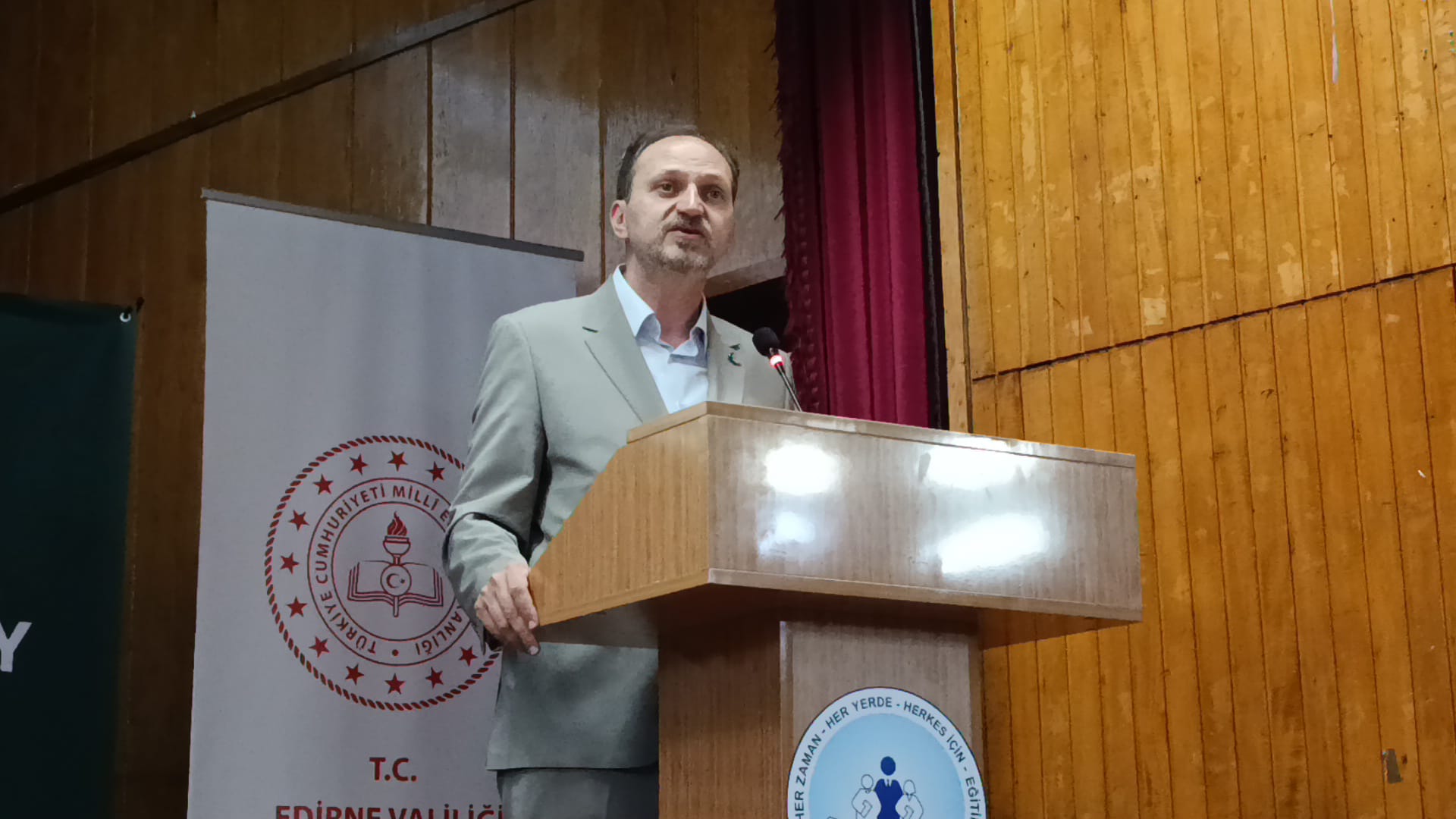 Edirne’de düzenlenen Yeşilay Sağlıklı Yaşam Ligi Yarışması’nın ödül töreni, Türkiye Yeşilay Cemiyeti Genel Başkanı Doç. Dr. Mehmet Dinç’in katılımıyla gerçekleştirildi.